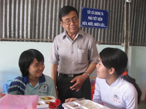 Teacher Nguyen Van Mot’s sympathy for the poor - ảnh 1